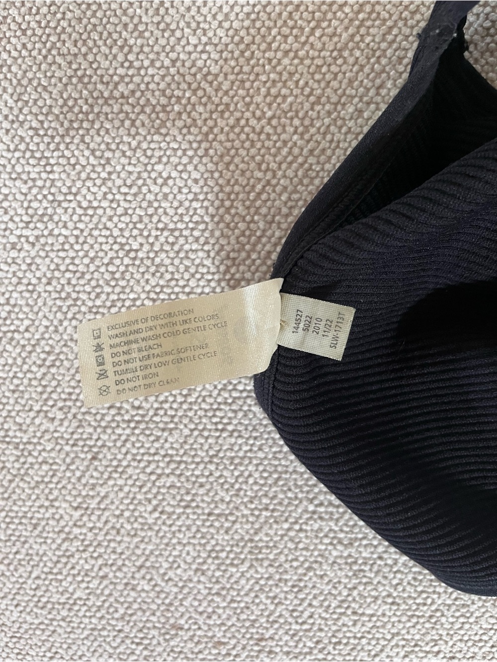 Black Ribbed V-Neck Cropped Sports Bra Size Small. Brami. - Picture 9 of 11